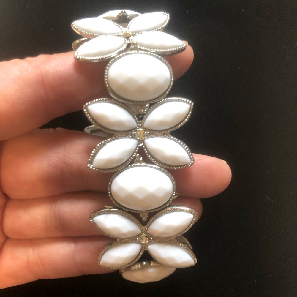 💋White Facet Faux Stone Stretch Bracelet.